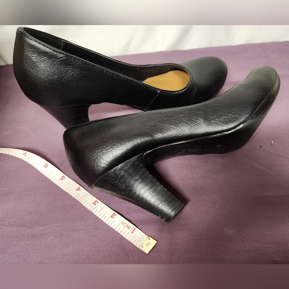 Bass Brand Black Leather Heals Size 8 1/2